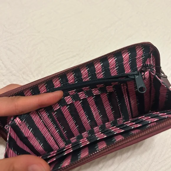NWT Vera Bradley Women’s Burgundy Wallet - Picture 6 of 10